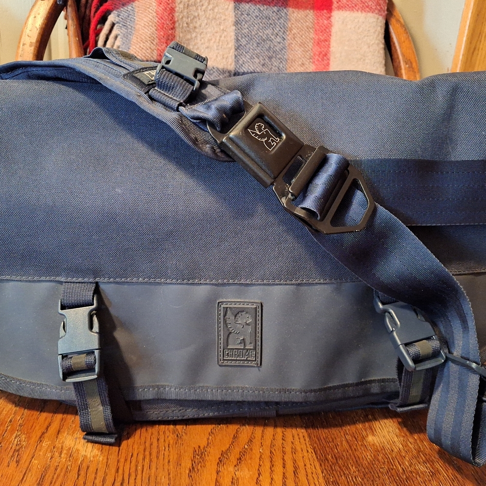 Chrome industries citizen 17" messenger bag